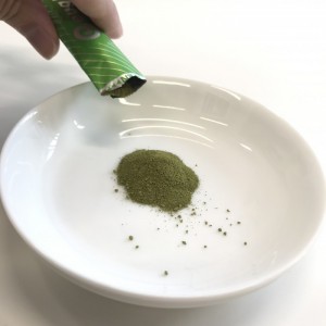 ユーグレナの緑汁の粉末をお皿に出しているところ