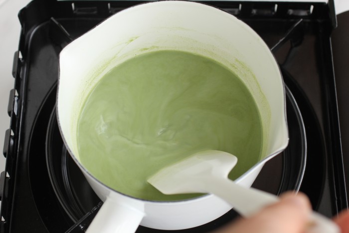 鍋に青汁ミルクプリンの液をいれて、加熱しているところの写真
